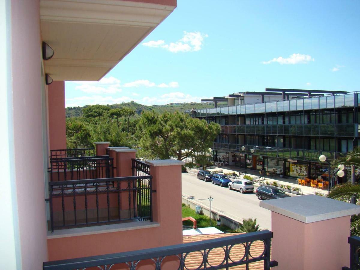 Il Casale Aparthotel Martinsicuro Bagian luar foto